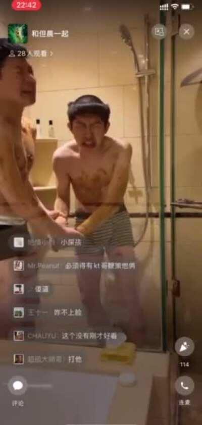 【灵璧特色抽象成果展示】两位越南小伙在装书记指示下学习丛林伪装技巧，他们不介意大便的恶臭，脸上只有丰收的喜悦。我看着你们，满怀羡慕 。那些口口声声，一代不如一代的人，应该看着你们，像我一样。