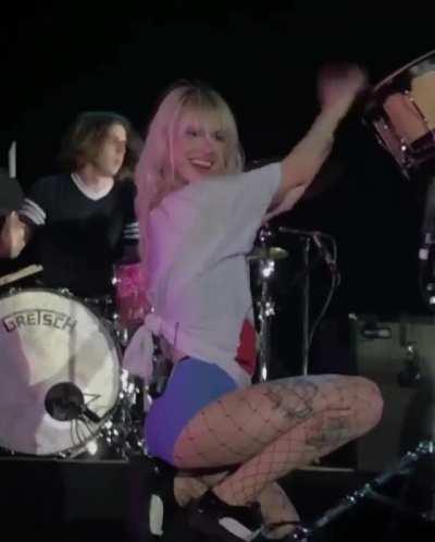 Id clap Hayley Williams' cheeks like those bongos