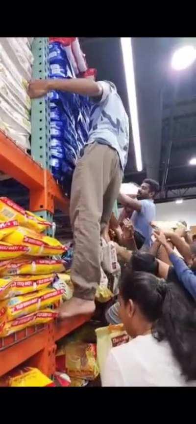 Fighting for rice bags in USA