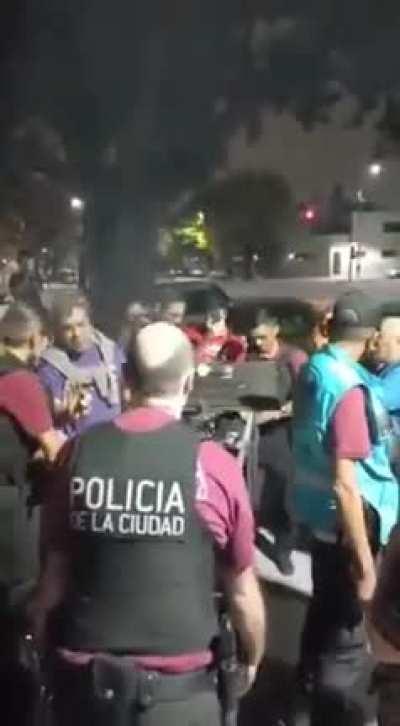 Hacían un asado en la vereda, pero la Policía se los incautó