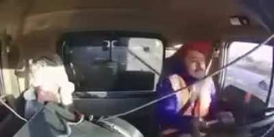 Video footage from a torton truck's cabin shows the moment it crashed into a tractor-trailer attempting an improper U-turn on the Libramiento Norte in Irapuato, Guanajuato, at approximately 07:56 hours.
