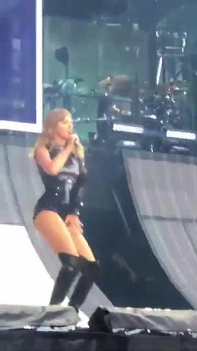 The way she moves during Rep Era is so hot