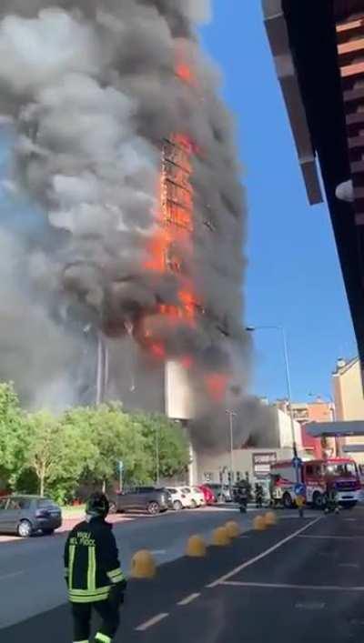 Residential building is burning right now in Milan (29 Aug)