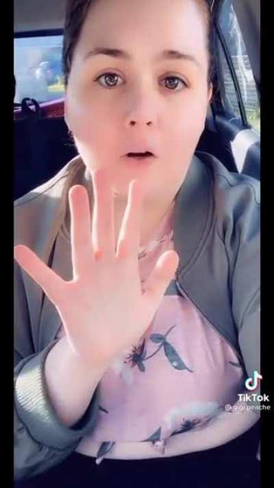 Do not put your finger anywhere near her. Credit - @gigi.peache