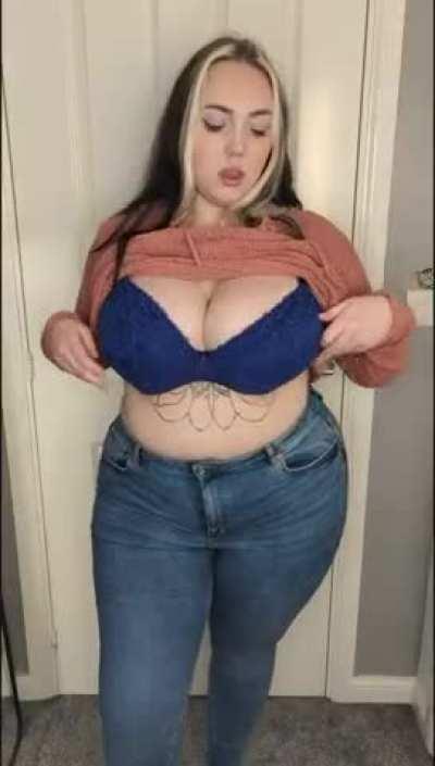 [OC] Theres only a small piece of fabric seperating my huge soft tits from the public eye at any one time.. 😜 Only you get to see the full picture 😈 Dick rating included with every new sub 👄