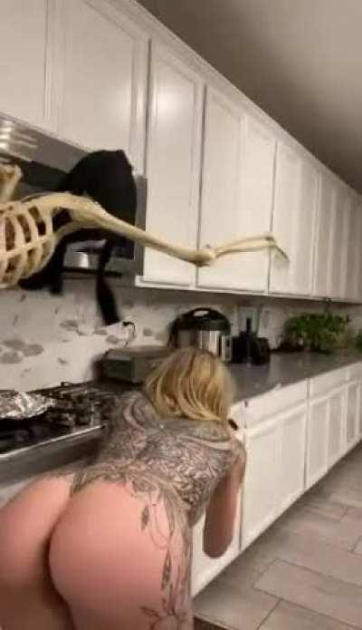 who is this tattoed blonde