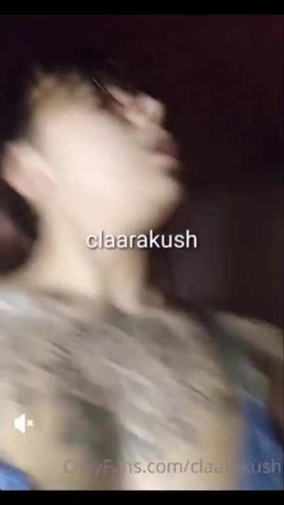 Clara Kush tocándose