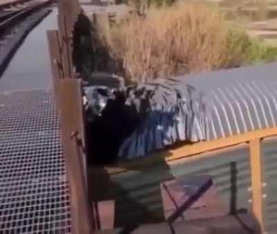 Поезд и низкий мост