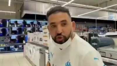 Cezinha quando vê que na loja onde ele entrou tem funcionário pobre