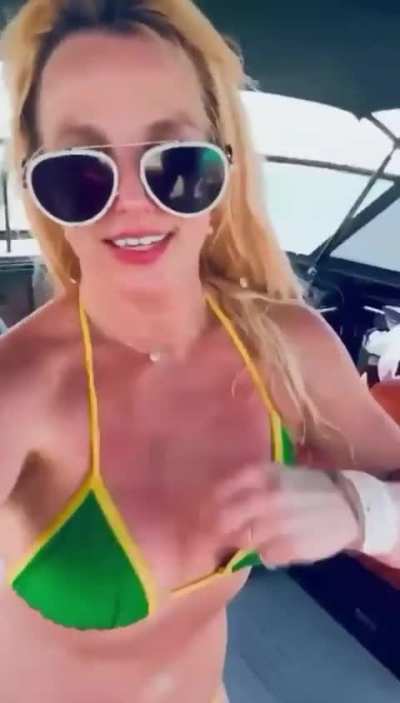 Britney would be a perfect gf imo 😍