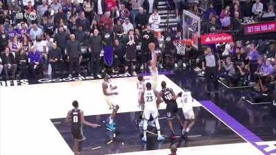 [Highlight] Draymond Green stomps on Sabonis's chest