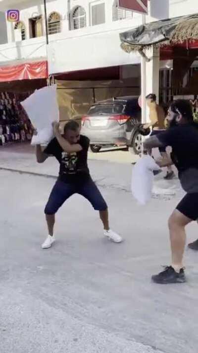 Se fosse no Brasil o cara ñ tava mais vivo