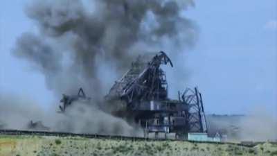 How the giant bucket wheel excavators (largest 'vehicles' on the planet, used for mining) are demolished