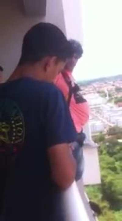 Man jumps off the balcony with the parachute he bought online