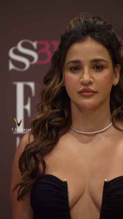 Aisha Sharma always trying to overshadow her elder sister by underdressing