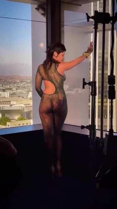 that ass is perfect (slowed down and upscaled to 60fps)