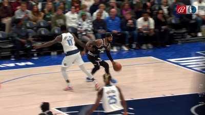 [Highlight] A fan throws a paper airplane on the court of Mavs/Clippers