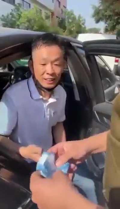 Foreigner fails to bribe a Cop in Chile.