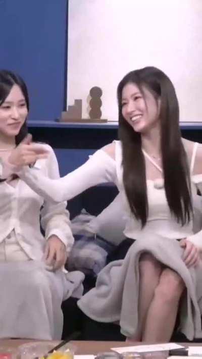 her reaction after realized.. pls you're the maknae 😲😭