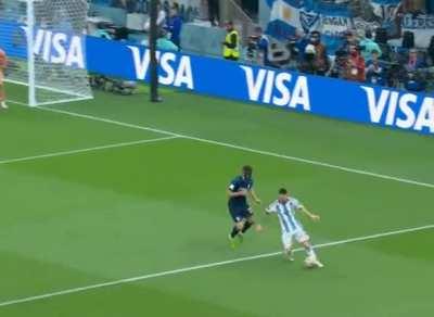 Messi Messing around to create assist for Alvarez third goal.