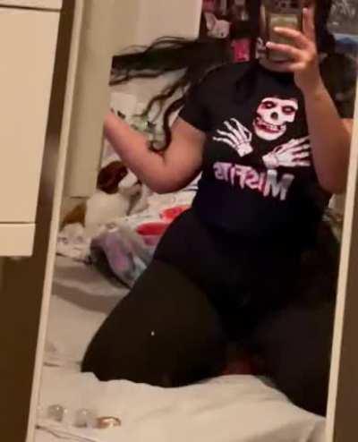 my curves are made to be grabbed <3