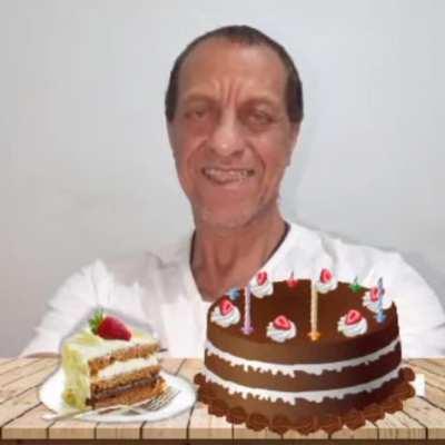 Carlinhos degustando de um delicioso bolo 🍰