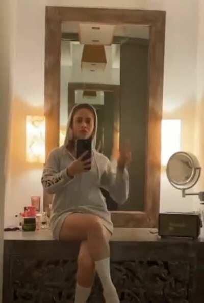 Nushrat Bharucha loves teasing us with her thighs (New)