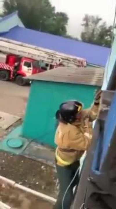 TEaM of FiRe fiGhTeRs FaLL to tHEir dEaTh