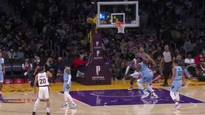 [Highlight] LeBron complains he's being held around the waist by Kyle Anderson in the post, resulting in Jaren Jackson Jr. getting the steal