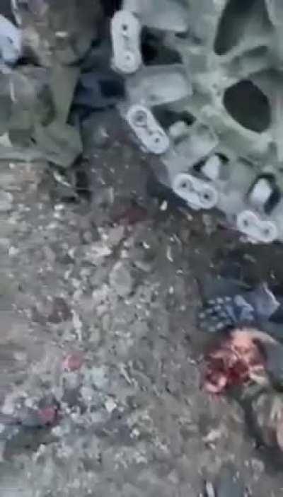 Последствия выстрела из танка, который был в прошлом посте. ЖЕСТЬ. СЛАБОНЕРВНЫМ НЕ СМОТРЕТЬ.