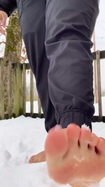 Cum and play in the snow with me❄️