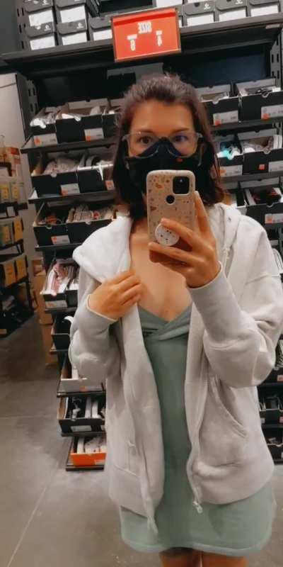 Quick flash in the Converse store [GIF]