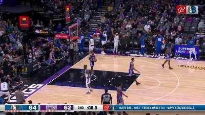 [Highlight] Kyrie Irving hits his first buzzer beater as a Maverick to give them the lead