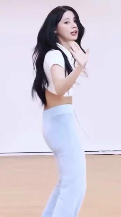 Miyeon looking fine 😍