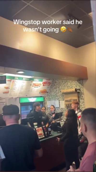 Customer starts screaming but wingstop worker isn't having it 👏🏻👏🏻👏🏻