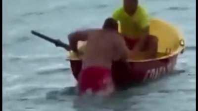 Rather make your last prayers than wait for the help of these lifeguards (lifeguards survived unharmed)