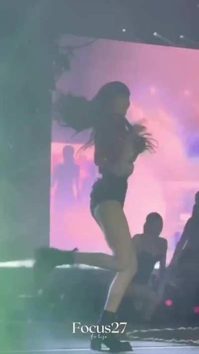 Just imagine putting your dick inside lisa's ass 💦