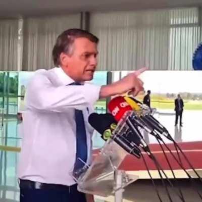 A Queda: hoje, em coletiva de imprensa, Bolsonaro perde de vez as estribeiras e seu discurso se desespera, ofegante, afogado no próprio ódio incontido. Alguém sabe o que o espera.