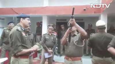 UP cops fail to load, fire rifle during surprise inspection. Tries to load a rifle through the hose.