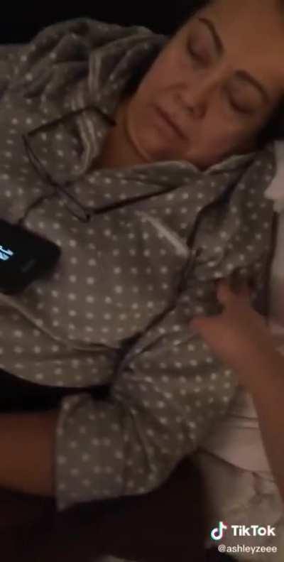 Girl's mom screams herself awake