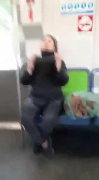 A mulher de 54 anos foi presa após chamar família de “crioulos fedorentos” e ordenar que família descesse do trem no metrô de BH