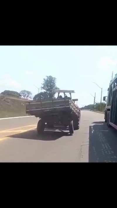 Es un día feliz y la camioneta lo sabe