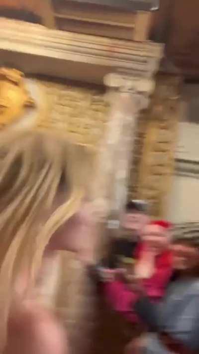 Saying that she loves us all at the 2022 Met Gala