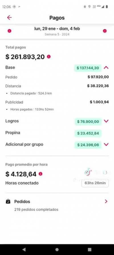 repartidor de Pedidos Ya que gana 262K por semana en monopatín eléctrico