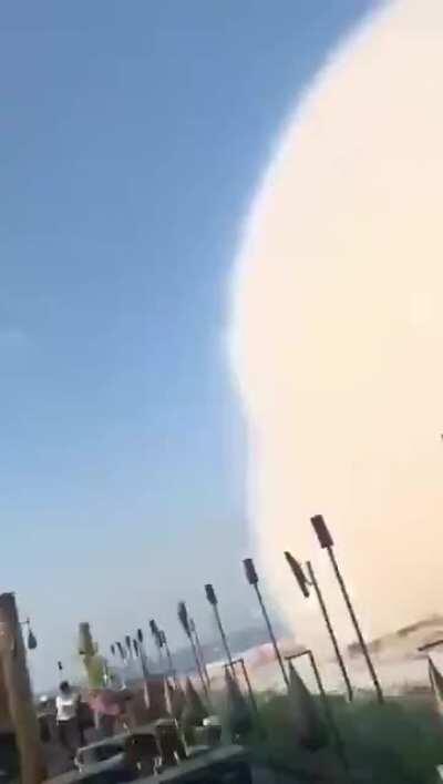 В столице Ливана, Бейруте, прогремел ОЧЕНЬ мощный взрыв. Он не ядерный, но очень на него похож. А спецэффекты из-за воды, которая была вокруг взорвавшегося объекта: происходило это все в порту. Местные власти говорят, что корабль с пиротехникой