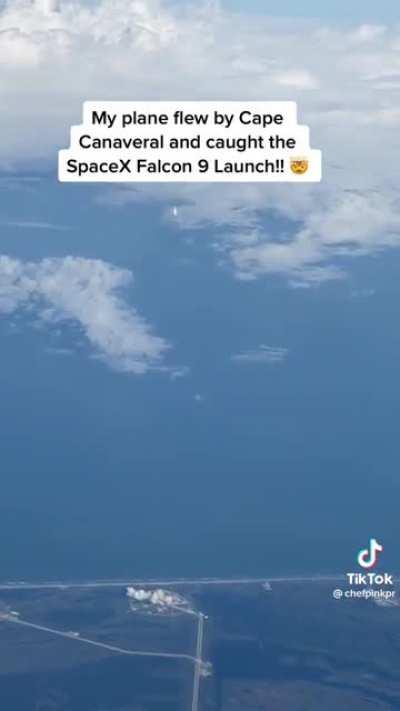 This guys plane flew right by the SpaceX Falcon 9 launch