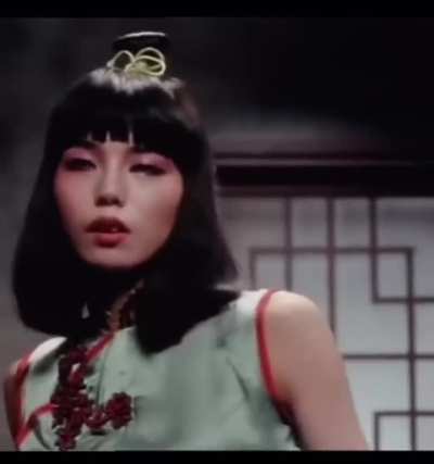 Leitoras de Dark romance depois do namorado desejar bom dia pra vizinha.