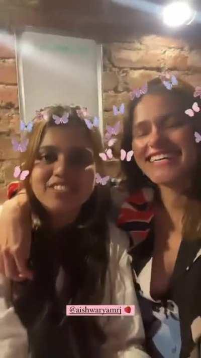 She FINALLY blessed us with another nip slip😍🍼