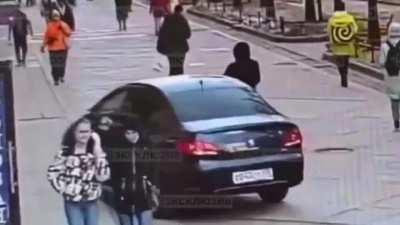 In St. Petersburg, a crazy driver knocked out a pedestrian who did not allow him to pass through the pedestrian area.