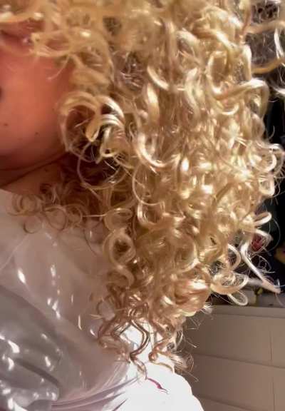 Playing with my curls in the golden September sun ➰☀️💖